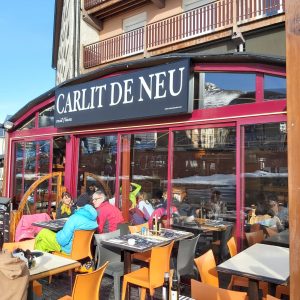 El Carlit le restaurant du Pas de la Case parmi les meilleurs restos en Andorre et Restaurant El Carlit au Pas de la Casa est un de meilleurs restaurants avec une cuisine sérieuse et de qualité. Les vacances au ski, l’effort réclame de prendre des forces! Heureusement les bons restaurants ne manquent pas au Pas de la Case. Chez Restaurant El Carlit vous aurez le choix entre manger un burger rapide, une pizza italienne et dans le bar a cote de Restaurant El Carlit boire une bière pression ou la dégustation de mets délicats dans possiblement le meilleur resto du Pas de la Case en Andorre. El Carlit le restaurant du Pas de la Case parmi les meilleurs restos en Andorre et Restaurant El Carlit au Pas de la Casa est un de meilleurs restaurants avec une cuisine sérieuse et de qualité. Les vacances au ski, l’effort réclame de prendre des forces! Heureusement les bons restaurants ne manquent pas au Pas de la Case. Chez Restaurant El Carlit vous aurez le choix entre manger un burger rapide, une pizza italienne et dans le bar a cote de Restaurant El Carlit boire une bière pression ou la dégustation de mets délicats dans possiblement le meilleur resto du Pas de la Case en Andorre.