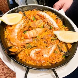 Sur la route du Pas de la Case en montagne on trouve un Restaurant en Andorre une très bonne adresse pour la paella avec les fruits de mer, et autre plats régionaux