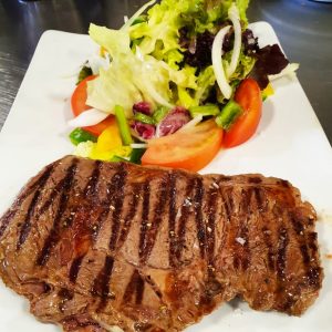Les viandes accompagnées de truffade sont excellentes. Ici avec un véritable Entrecôte 330 gr plus que généreux. Restaurant El Carlit  Pas de la Casa Andorra.