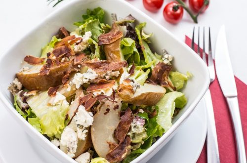La salade César - Caesar salad - ensalada César - en italien Caesar salad) est une recette de cuisine de salade composée de la cuisine italienne, traditionnellement préparée en salle à côté de la table, à base de laitue romaine, œuf dur, croûtons, parmesan et de « sauce César »
