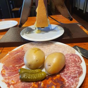 Raclette de leche cruda y embutidos ibéricos de Bellota en Restaurant Pas de la Casa