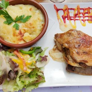 L’épaule est fort différente nettement plus grasse. Lorsqu’elle est confite en cuisson lente, elle fond littéralement en bouche et se détache elle-même de l’os. C’est succulent!