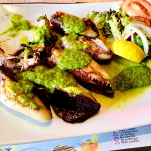 Seiche à la persillade sont particulièrement appréciés sur la côte atlantique à La Rochelle ou sur l’ile de Ré, et peuvent être envisagés sous différentes formes : à l’américaine, à l’espagnole, sautés à l’ail, en sauce, à l’encre, à la méridionale et aussi chez nous au Pas de la Casa Restaurant El Carlit