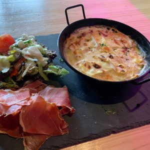 Restaurant Pas de la Casa El Carlit on a un petit coup de cœur pour la tartiflette. On opte pour la recette traditionnelle du massif des Aravis : la tartiflette au reblochon de Savoie est une régale servie encore grésillant