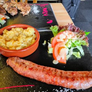 Manger Saucisse de montagne a le barbecue. La saucisse fait figure de gourmandise appréciée des petits comme des grands.