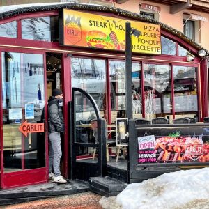 Façade du restaurant El Carlit sur l'avenue d'Encamp au Pas de la Case