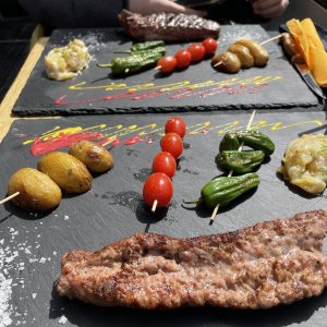 Le Grand Catalogue de la saucisse à griller : les grands classiques Merguez, saucisses blanches et chipolatas s'invitent sur nos barbecues cet été Chez Restaurant El Carlit Saucisse de montagne grillées avec truffade.