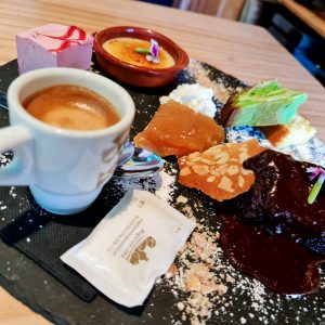 Quand on ne sait pas quoi prendre pour le dessert, autant opter pour un assortiment. Pour ça, rien de mieux qu'un bon café gourmand! Découvrez le meilleur café gourmand du Pas de la Casa chez nous