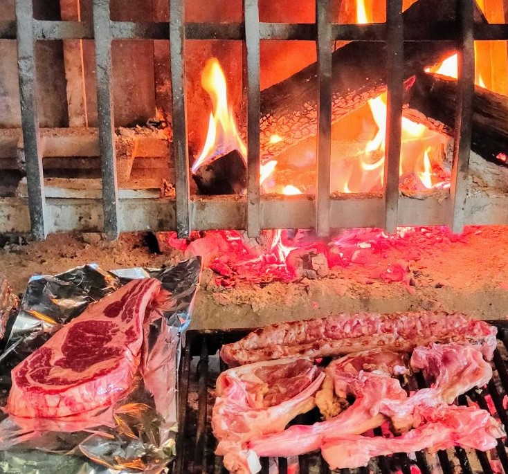 Les meilleures grillades et le meilleur grill au feu de bois du Pas de la Case en Andorre. Devant les guichets de Grandvalira.