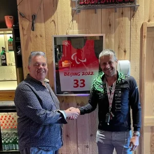 La Federació Andorrana d’Esquí ha arribat a un acord amb el Restaurant El Carlit del Pas de la Casa per patrocinar la secció de para alpí formada per l’esquiador Roger Puig.