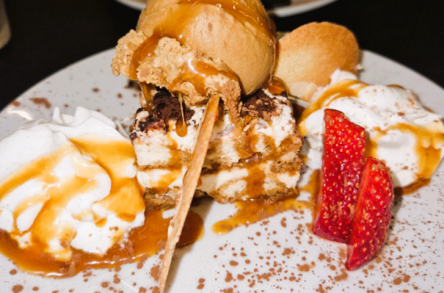 Venu par hasard au Restaurant El Carlit de Neu Steak House au Pas de la Case pour un simple dessert. Nous avons vraiment été surpris par la quantité, mais surtout le qualitatif ! Nous y sommes retournés le lendemain pour y manger. Nous avions écouté les paroles du patron la veille, et le lendemain nous ont bien eu les quantités dites ! Pour ton bon mangeur et bon vivant. C’est une adresse que je conseille fortement ! De plus, j'y retournerai sans souci, merci à leurs équipes.