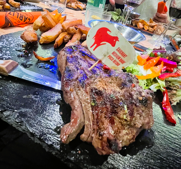 El Carlit de Neu um dos melhores restaurantes de pas lá casa. Jantar 10 pessoas. Carne solicitada nos pontos certos, recomendo. Vale pela comida e espaço, recomendo vivamente 👍 Comida: 5/5 Servicio: 4/5 Ambiente: 5/5