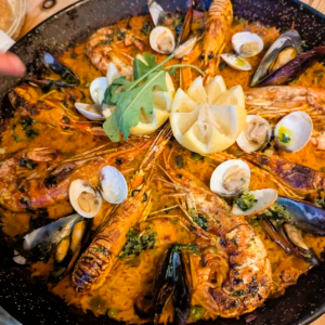 Mike Blanchard. Un restaurant que nous ne sommes pas près d'oublier. Accosté par le patron lors de notre séjour au pas de la case qui nous a vanté la qualité de son restaurant et de sa cuisine Nous nous sommes laissés tenter et nous avons bien fait. Un restaurant magnifique avec vue sur la montagne de Posta en France, un cadre parfait. La cuisine que dire si c'est seulement le patron ne nous a pas menti. Copieux et de qualité, du fait maison comme on en trouve peu de nos jours et une paella a couper le souffle (pour en avoir déjà goûté plusieurs) Un personnel au top et au petit soin.  Que dire à part foncer les yeux fermés, vous ne serez en aucun cas déçu ! Ce qui est sur cher Thierry, c'est que lors de notre prochain séjour au Pas de la Case, nous reviendrons. Comida: 5/5 Servicio: 5/5 Ambiente: 5/5. Reservas Merci infiniment Mike Blanchard pour votre magnifique avis ! 🙏 Nous sommes ravis que votre dîner chez El Carlit Steak House, ici au Pas de la Case, au pied des pistes de Grandvalira, ait été une expérience mémorable. C’est un honneur pour nous d’avoir su répondre à vos attentes, et nous vous remercions chaleureusement pour votre confiance. 🍽️ Situé dans une zone calme, notre restaurant vous accueille avec une vue panoramique sur la neige depuis, notre salon intérieur, dans un cadre confortable et chaleureux — idéal pour se détendre après une journée en montagne. Chez El Carlit, nous proposons : – Des plats du jour variés et généreux – Une vaste sélection de pizzas (Margarita, Romaine, Pepperoni, Végétarienne) et hamburgers gourmets.  Des tapas et entrées savoureuses, des planches de fromages et charcuteries – Des plats emblématiques comme le tournedos Rossini, la paella (que vous avez adorée !), la fideuà, la fondue, la raclette, la tartiflette…   Le magret de canard, le bœuf Angus, le T-bone, l’onglet, l’agneau au romarin, l’entrecôte lechal, ou encore la morue aux légumes grillés.  Et bien sûr, des desserts maison pour finir en douceur 🍰 🔥 Notre barbecue au feu de bois sublime toutes les viandes premium. 👨‍👩‍👧‍👦 Et comme vous l’avez souligné, nous aimons les enfants — avec un menu enfant varié et de qualité, et de petites attentions pour qu’ils se sentent bien chez nous. Encore merci Mike pour votre gentillesse et votre recommandation. Nous serons ravis de vous accueillir de nouveau lors de votre prochain séjour au Pas de la Case ! 🏔️🥩🍷 À très bientôt !