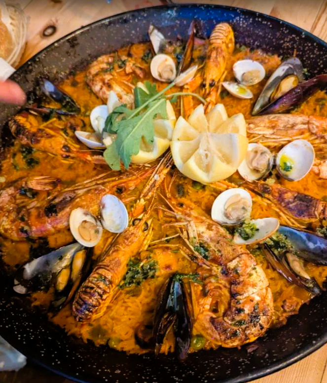 Mike Blanchard. Un restaurant que nous ne sommes pas près d'oublier. Accosté par le patron lors de notre séjour au pas de la case qui nous a vanté la qualité de son restaurant et de sa cuisine Nous nous sommes laissés tenter et nous avons bien fait. Un restaurant magnifique avec vue sur la montagne de Posta en France, un cadre parfait. La cuisine que dire si c'est seulement le patron ne nous a pas menti. Copieux et de qualité, du fait maison comme on en trouve peu de nos jours et une paella a couper le souffle (pour en avoir déjà goûté plusieurs) Un personnel au top et au petit soin.  Que dire à part foncer les yeux fermés, vous ne serez en aucun cas déçu ! Ce qui est sur cher Thierry, c'est que lors de notre prochain séjour au Pas de la Case, nous reviendrons. Comida: 5/5 Servicio: 5/5 Ambiente: 5/5. Reservas Merci infiniment Mike Blanchard pour votre magnifique avis ! 🙏 Nous sommes ravis que votre dîner chez El Carlit Steak House, ici au Pas de la Case, au pied des pistes de Grandvalira, ait été une expérience mémorable. C’est un honneur pour nous d’avoir su répondre à vos attentes, et nous vous remercions chaleureusement pour votre confiance. 🍽️ Situé dans une zone calme, notre restaurant vous accueille avec une vue panoramique sur la neige depuis, notre salon intérieur, dans un cadre confortable et chaleureux — idéal pour se détendre après une journée en montagne. Chez El Carlit, nous proposons : – Des plats du jour variés et généreux – Une vaste sélection de pizzas (Margarita, Romaine, Pepperoni, Végétarienne) et hamburgers gourmets.  Des tapas et entrées savoureuses, des planches de fromages et charcuteries – Des plats emblématiques comme le tournedos Rossini, la paella (que vous avez adorée !), la fideuà, la fondue, la raclette, la tartiflette…   Le magret de canard, le bœuf Angus, le T-bone, l’onglet, l’agneau au romarin, l’entrecôte lechal, ou encore la morue aux légumes grillés.  Et bien sûr, des desserts maison pour finir en douceur 🍰 🔥 Notre barbecue au feu de bois sublime toutes les viandes premium. 👨‍👩‍👧‍👦 Et comme vous l’avez souligné, nous aimons les enfants — avec un menu enfant varié et de qualité, et de petites attentions pour qu’ils se sentent bien chez nous. Encore merci Mike pour votre gentillesse et votre recommandation. Nous serons ravis de vous accueillir de nouveau lors de votre prochain séjour au Pas de la Case ! 🏔️🥩🍷 À très bientôt !