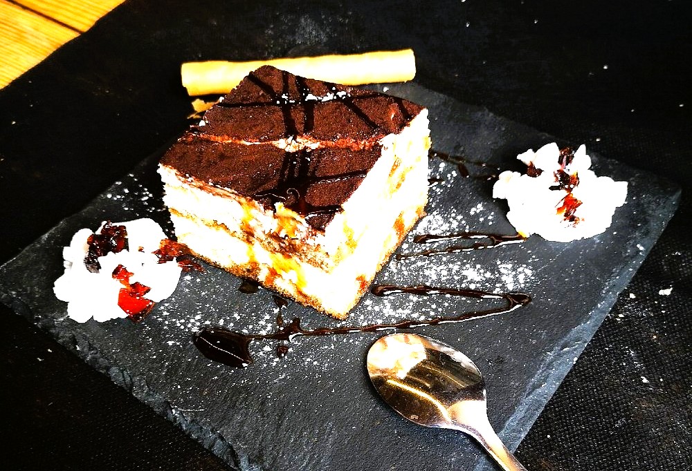 Un régal, et très bien servi, plat copieux. On a été très bien conseillé par la personne de l'accueil. Super sympa et très professionnel, on a pris menu à 22 euros, un régal, très copieux, on a peiné à finir, arrive au dessert, extrêmement bon, je recommande. 
