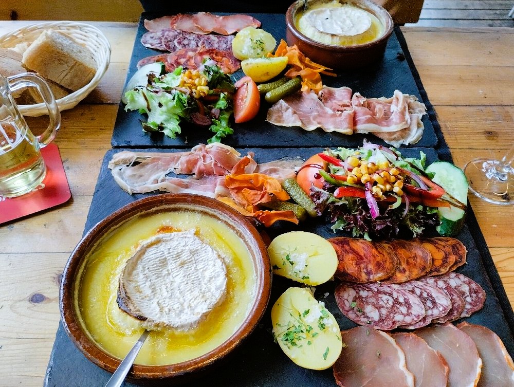 Très bon restaurant au Pas de la Case. À recommander. Un excellent restaurant de qualité dans un super cadre chaleureux le personnel sympa J’y retournerai bien volontiers si l’occasion se présente…