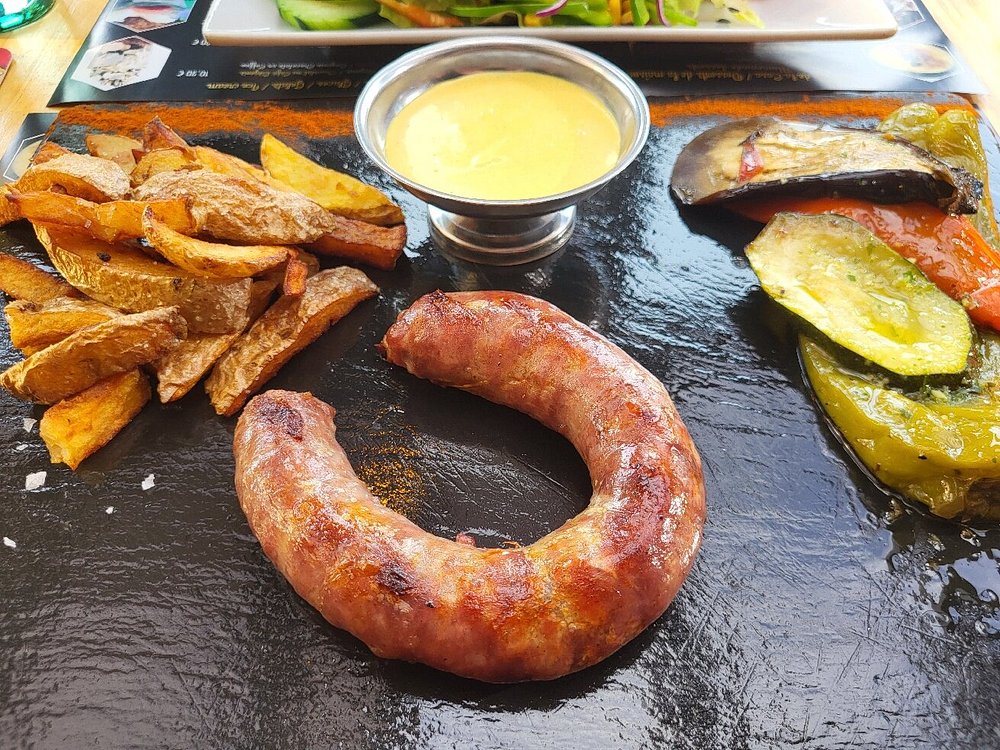 🍽️ Le meilleur Restaurant du Pas de la Case. El Carlit de Neu, Steak House vous accueille toute l’année, même en été ! Situé au Pas de la Case, notre restaurant est l’endroit idéal pour savourer des plats généreux dans une ambiance chaleureuse, avec vue sur les montagnes du resort GrandValira. 🔥 Nos incontournables : 🥘 Paellas et fideuàs méditerranéennes, riches en saveur 🍔 Burgers maison à base de bœuf Angus, gourmands et savoureux 🍕 Pizzas artisanales, préparées avec passion et produits frais. ☀️ Que vous soyez en balade estivale, en viré shopping ou en quête d’un bon repas entre amis, El Carlit de Neu est votre halte gourmande au cœur d’Andorre. 📆 Ouvert 7j/7 – Déjeuner & Dîner 📍 Av. d’Encamp, 25 – Pas de la Casa ✨ Venez découvrir la magie de notre cuisine, été comme hiver. #ElCarlitDeNeu #SteakHouseAndorre #PaellaMaison #FideuaTraditionnelle #BurgerGourmand #PizzaArtisanale #RestaurantPasDeLaCasa #CuisineDeMontagne #AndorreGourmande #OuvertTouteLAnnée #SaveursAuthentiques #PasdelacaseRestaurant #LemeilleurRestaurantduPas #Faitmaison #Vipfood #foodiesAndorra #BestFood #BestService