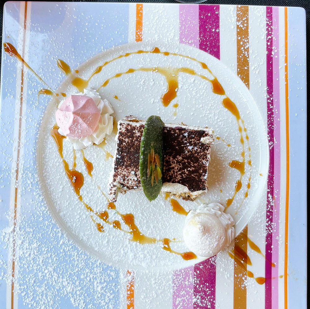 Très bon restaurant au Pas de la Case. À recommander. Un excellent restaurant de qualité dans un super cadre chaleureux le personnel sympa J’y retournerai bien volontiers si l’occasion se présente…