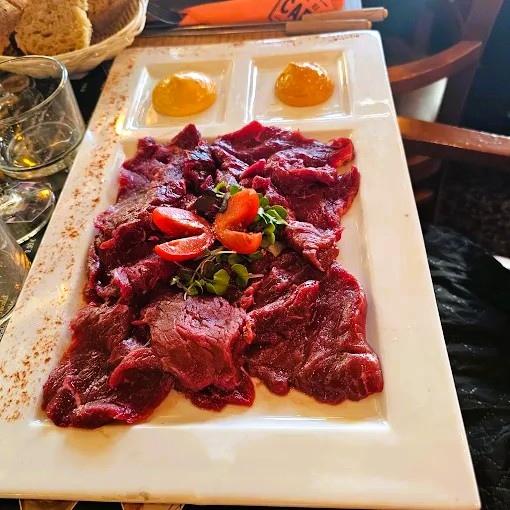 Bravo. Un endroit idéalement situé en face des pistes, on a mangé une fondue bourguignonne, régalés avec la sauce maison et surtout les frites maison. On est cuisinier avec mon mari, on reviendra avec plaisir. Petite surprise du patron qui vient à chaque table pour savoir si tout se passe bien. De plus, nous avons une chienne de 10 mois et 40 kg, elle a été accueillie aussi bien que nous ❤️. ❤️ Félicitations à toute l'équipe.