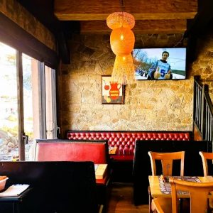 Parfait et un repas copieux. Service rapide et de qualité. Les hamburgers sont exceptionnels. Toutefois un simple burger nous aurait suffi. Frites maison. Visiblement, les voisins ont également apprécié leurs plats. Un grand merci.