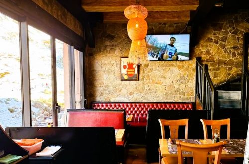 Parfait et un repas copieux. Service rapide et de qualité. Les hamburgers sont exceptionnels. Toutefois un simple burger nous aurait suffi. Frites maison. Visiblement, les voisins ont également apprécié leurs plats. Un grand merci.