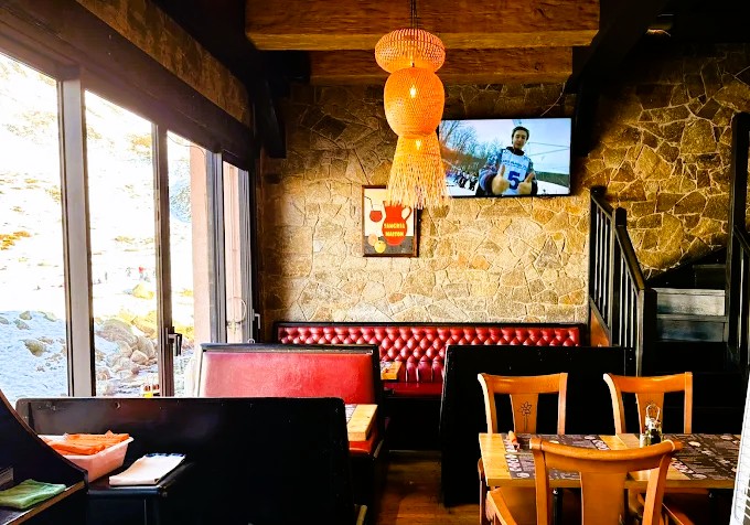 Parfait et un repas copieux. Service rapide et de qualité. Les hamburgers sont exceptionnels. Toutefois un simple burger nous aurait suffi. Frites maison. Visiblement, les voisins ont également apprécié leurs plats. Un grand merci.