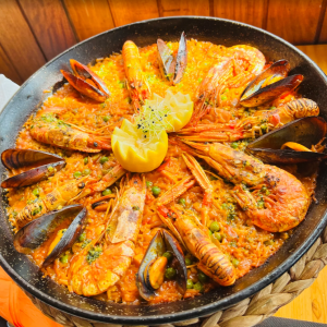 Les meilleurs restaurants à PAS DE LA CASE. Nous sommes venus avec mon épouse pour manger une paella et nous n’avons vraiment pas été déçus, nous recommandons car c’était vraiment très bon, belle prestation et le personnel très agréable et souriant. À bientôt 😋. Et, aussi, meilleurs avis Google😋Comida: 5/5 Servicio: 5/5 Ambiente: 5/5