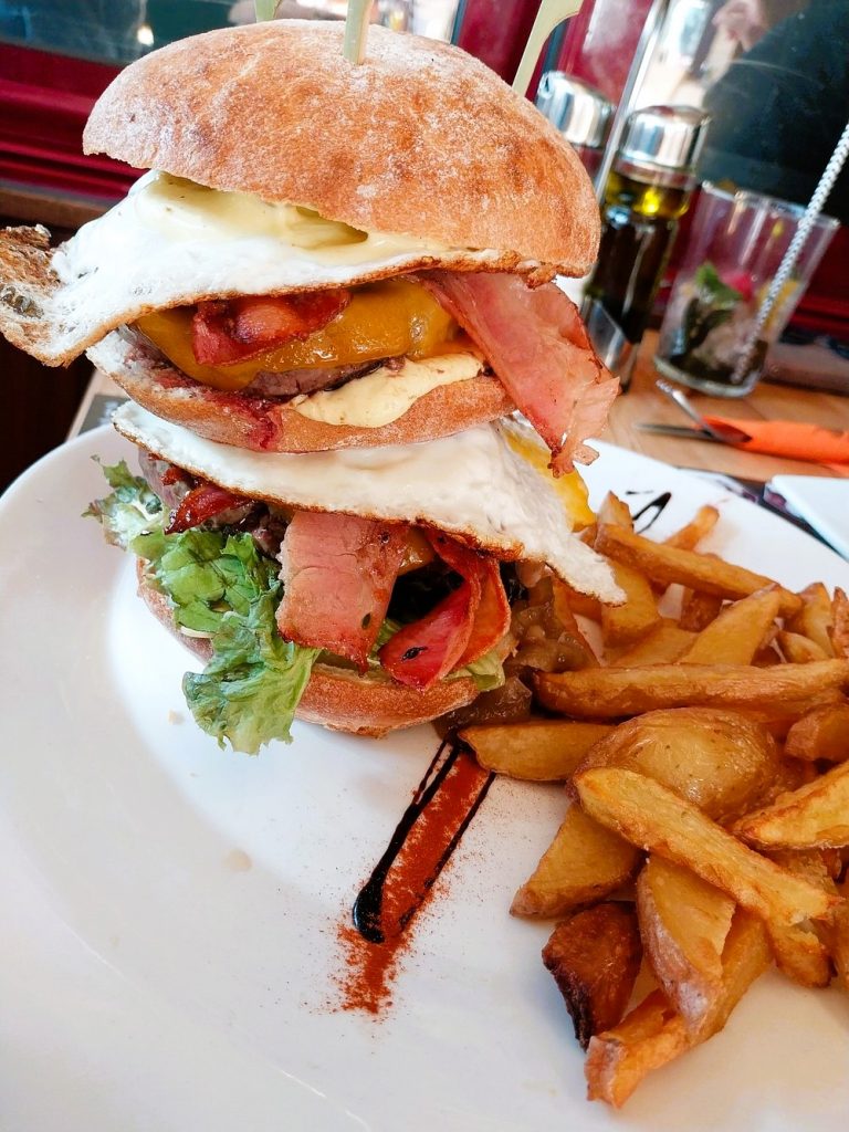 Parfait et un repas copieux. Service rapide et de qualité. Les hamburgers sont exceptionnels. Toutefois un simple burger nous aurait suffi. Frites maison. Visiblement, les voisins ont également apprécié leurs plats. Un grand merci.