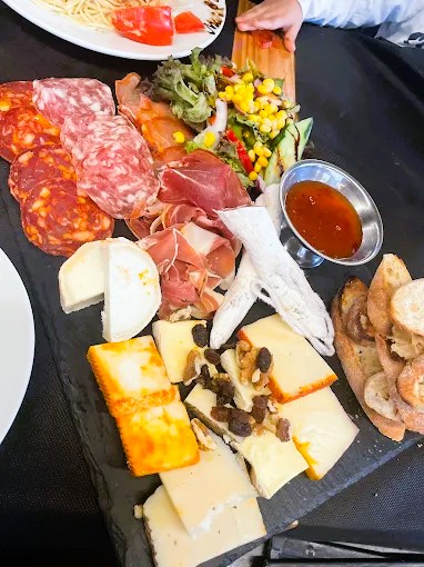 Bravo. Un endroit idéalement situé en face des pistes, on a mangé une fondue bourguignonne, régalés avec la sauce maison et surtout les frites maison. On est cuisinier avec mon mari, on reviendra avec plaisir. Petite surprise du patron qui vient à chaque table pour savoir si tout se passe bien. De plus, nous avons une chienne de 10 mois et 40 kg, elle a été accueillie aussi bien que nous ❤️. ❤️ Félicitations à toute l'équipe.